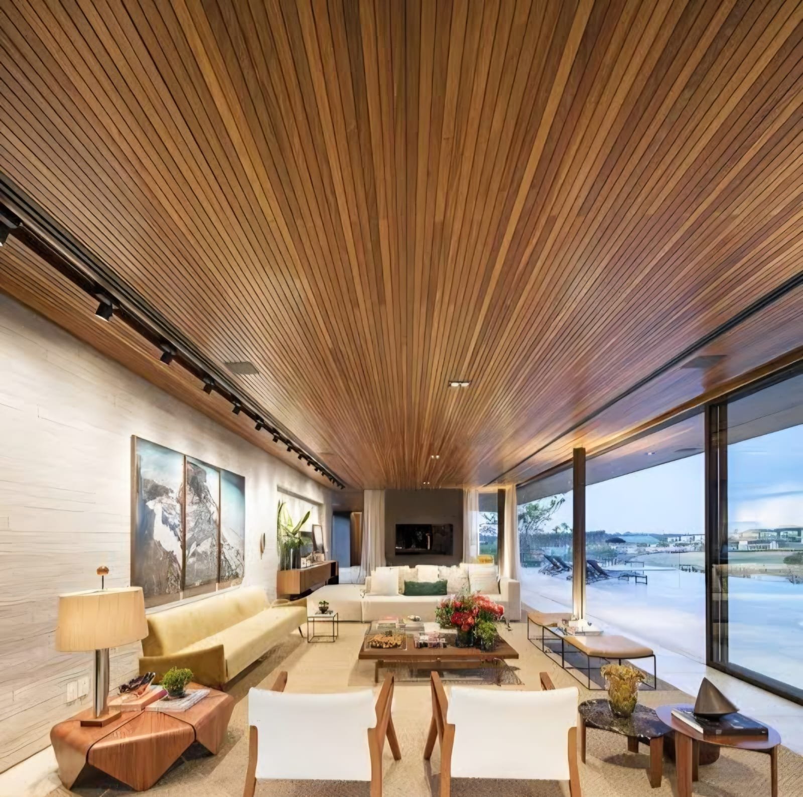 Fachada iluminada Acton